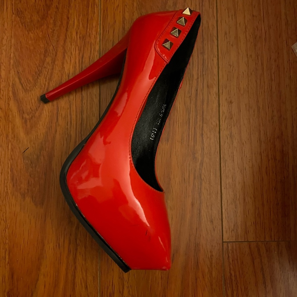 Heeled shoes